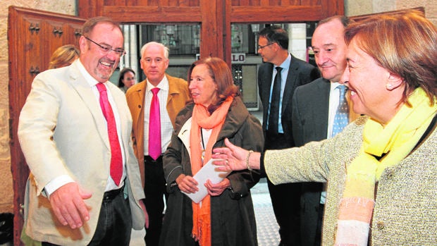 Fernando Rey, junto a responsables de la UVA, antes de inaugurar el curso