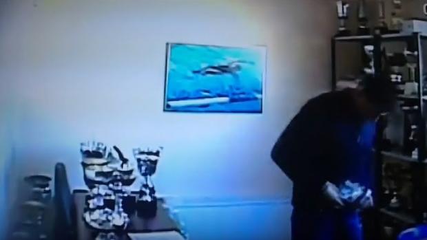 El exgerente grabado metiéndose dinero en los genitales devuelve 130.000 euros y se declara culpable