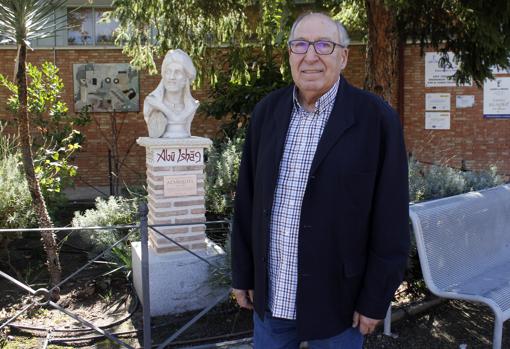 El veterano profesor, junto a un busto de Azarquiel