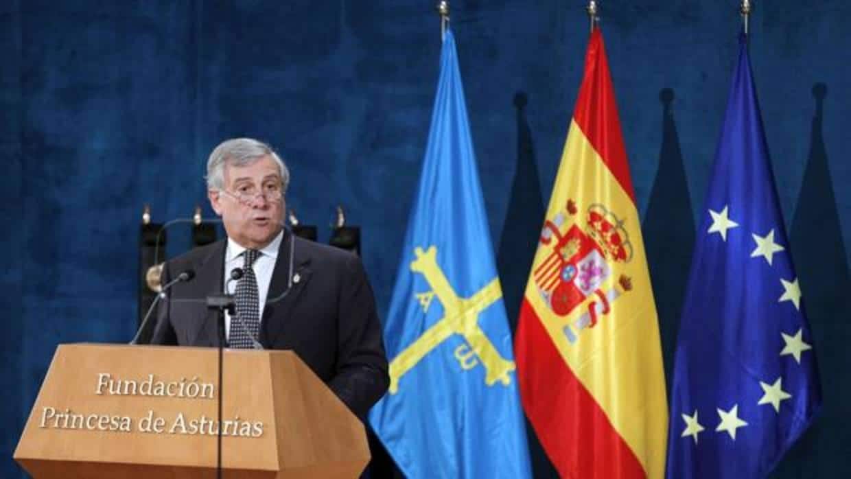 El presidente del Parlamento Europeo, Antonio Tajani, tras recoger el Premio Princesa de Asturias de la Concordia 2017 otorgado a la Unión Europea
