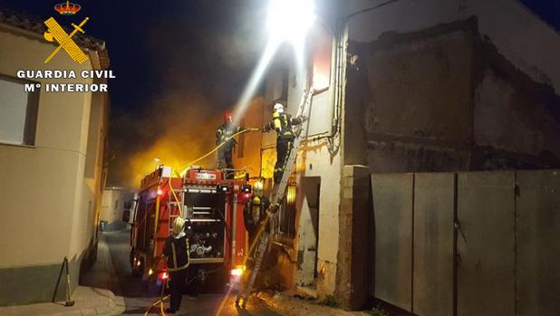 Rescatan a una mujer de 91 años por el incendio de una casa colindante a la suya en Caudete