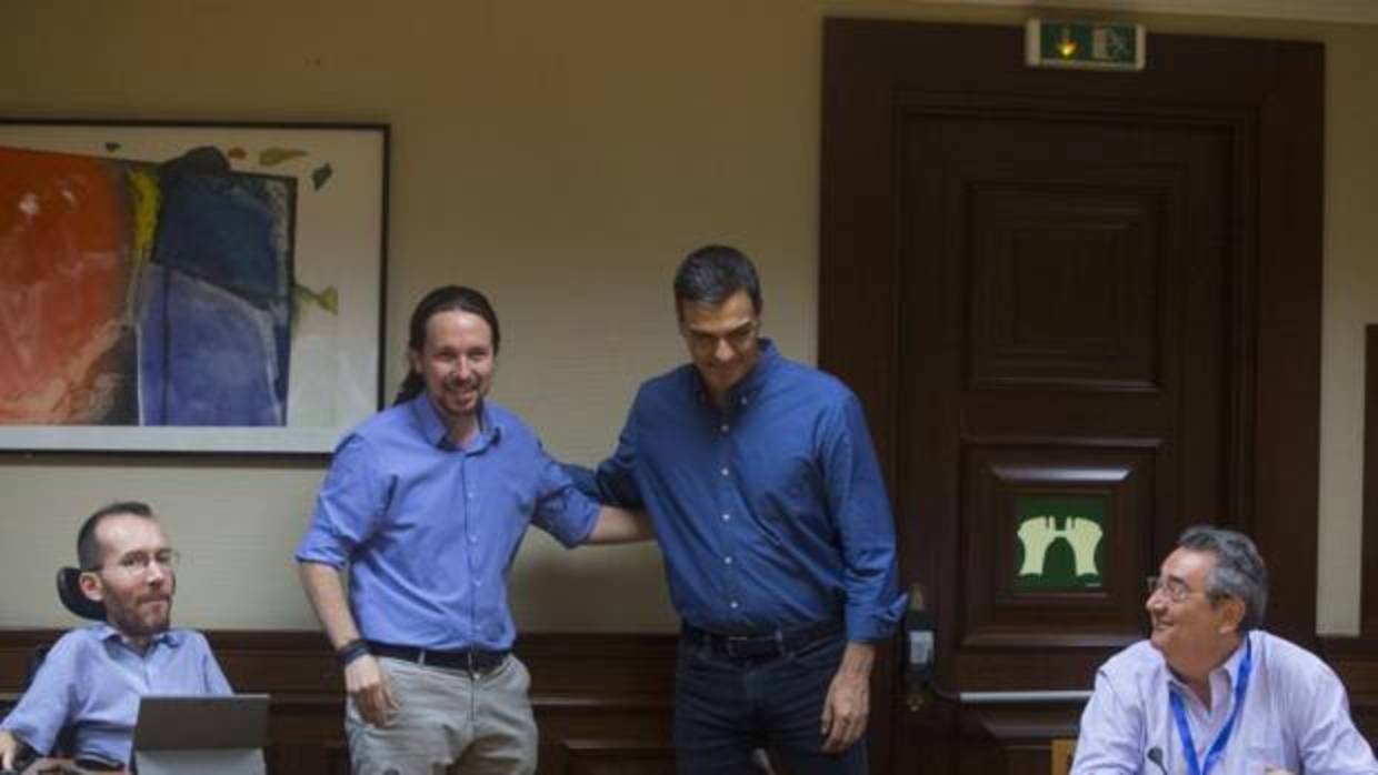 Los líderes de Podemos y PSOE, Iglesias y Sánchez, durante su último encuentro