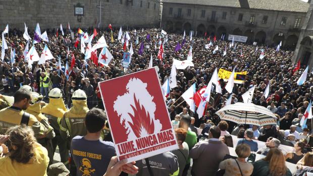 En Marea y BNG buscan en la calle sacar rédito político a los incendios