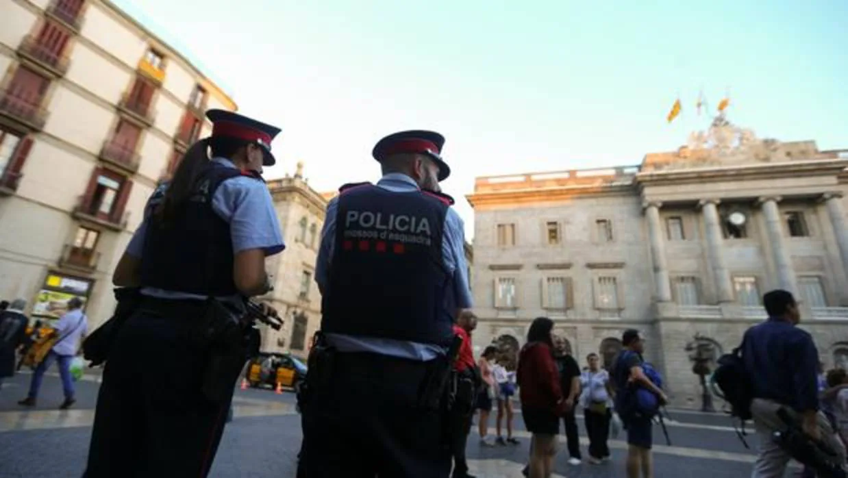 La reacción violenta de la mujer tuvo lugar tras intentar mediar los mossos en la pelea que mantenía con su pareja