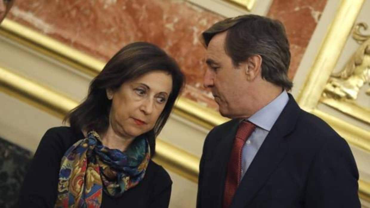 Los portavoces en el Congreso de PSOE y PP, Margarita Robles y Rafael Hernando