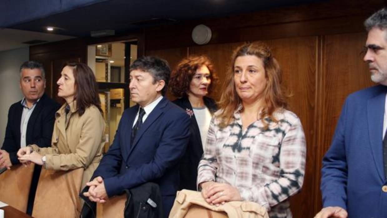 La alcaldesa de Ponferrada, Gloria Fernández (3D), pasa por detrás de los concejales de Use-Bierzo, antiguos miembros del gobierno del bipartito encabezados por Samuel Folgueral (C),