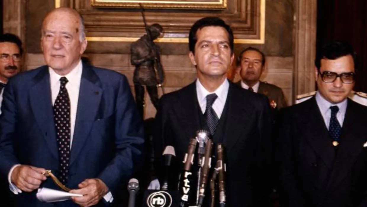 Adolfo Suárez y Rodolfo Martín Villa acompañan a Josep Tarradellas en su toma de posesión como presidente de la Generalidad