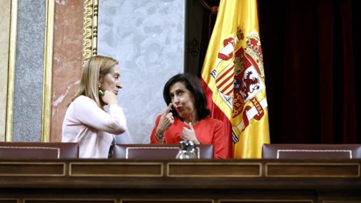 Ana Pastor, presidenta del Congreso, junto a Margarita Robles, portavoz del PSOE