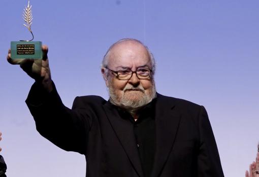 El director de cine José Luis García Sánchez, con la Espiga de Honor de la Seminci