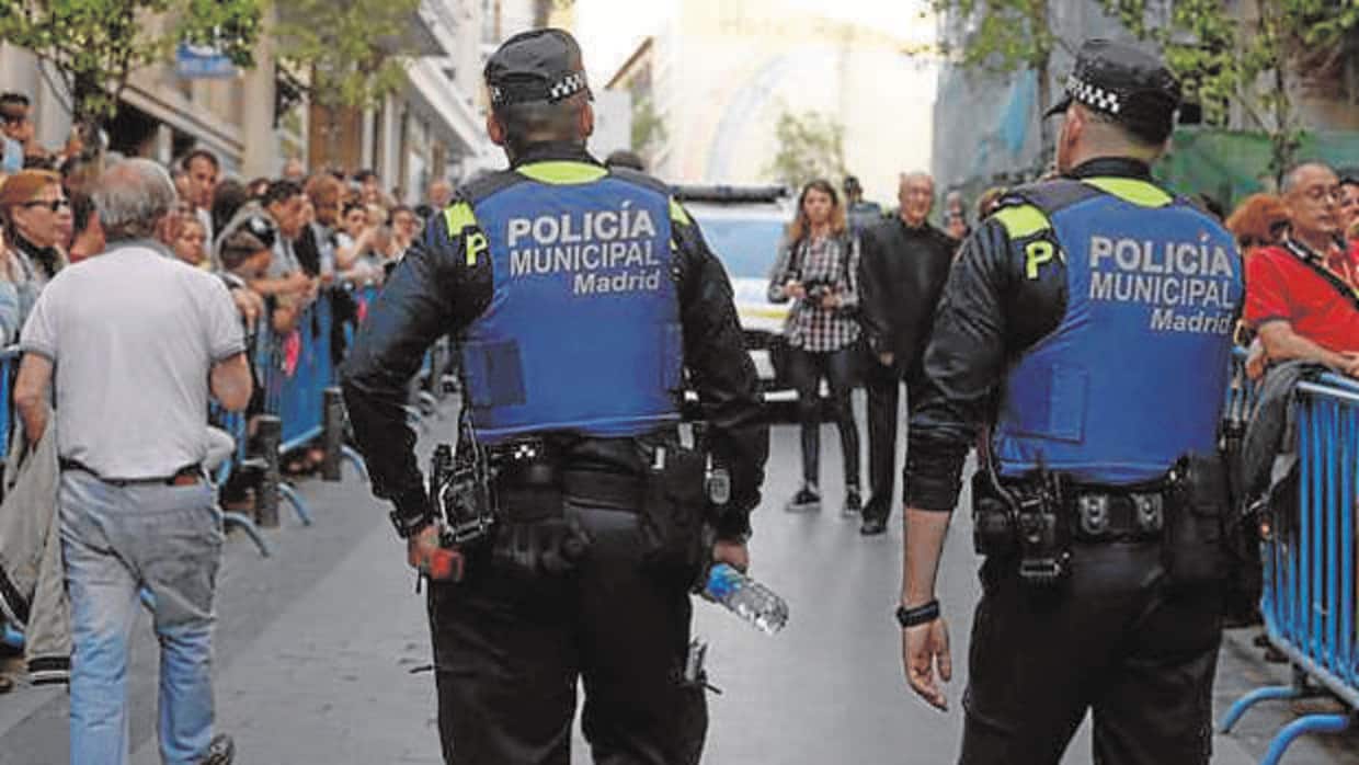 La Policía Municipal estalla: «Carmena nos está eliminando a los antidisturbios por ideología»