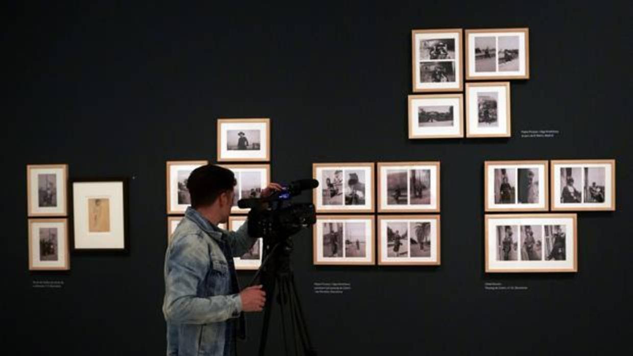 Un cámara graba algunas fotografías de Lucien Clergue que se pueden ver dentro de las cuatro exposiciones simultáneas que el Museo Picasso de Barcelona