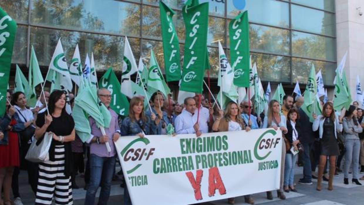 Imagen de la protesta de este miércoles frente a la Ciudad de la Justicia