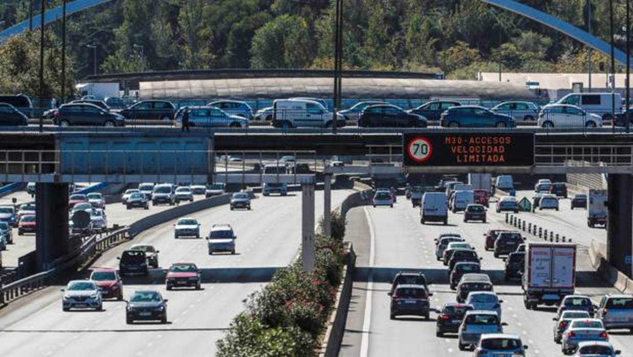 Un luminoso prohíbe la velocidad a más de 70 km/h en la vía de circunvalación de la M-30