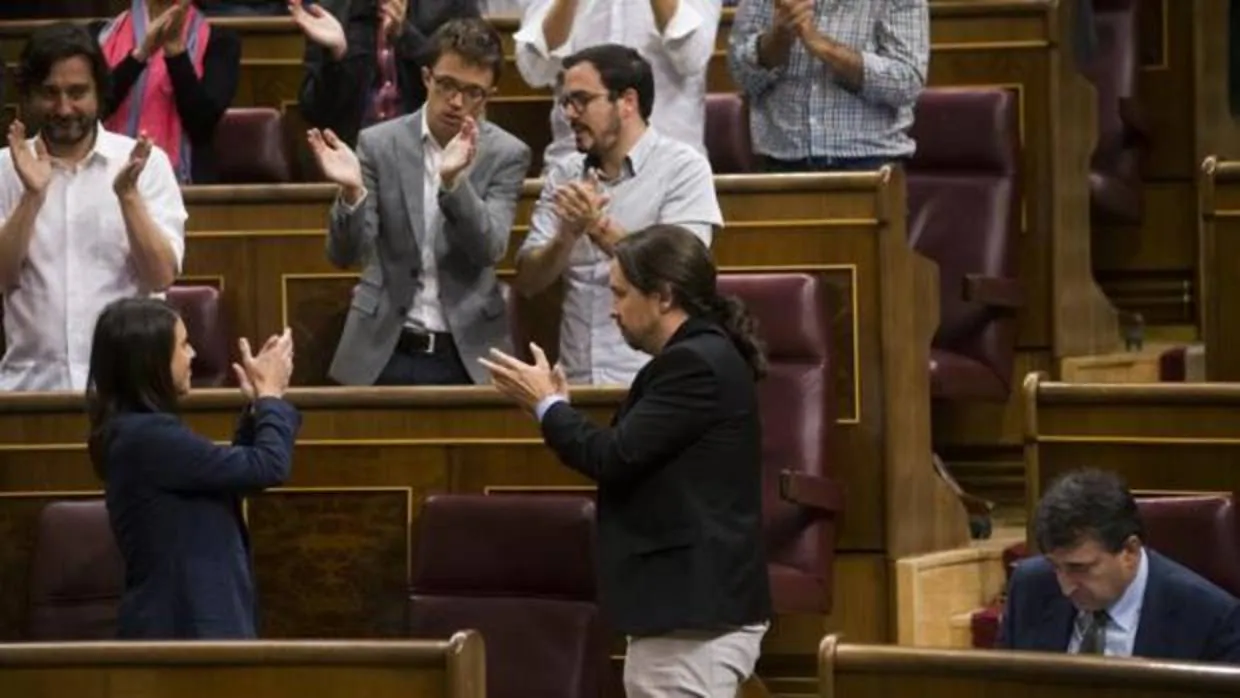 Los diputados de Unidos Podemos aplauden a Irene Montero tras una intervención en el Congreso