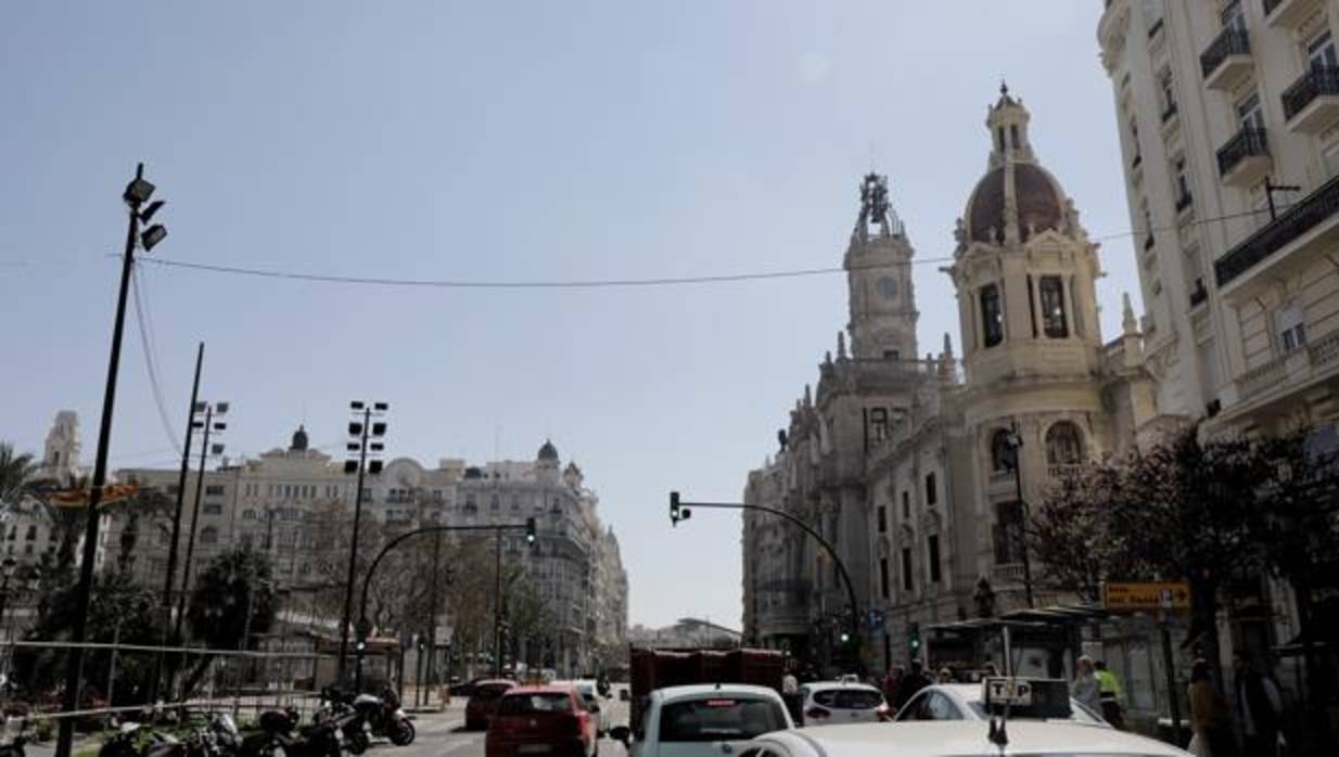 Imagen del tráfico en la plaza del Ayuntamiento de Valencia
