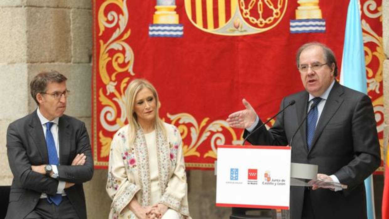 El presidente de Castilla y León, Juan Vicente Herrera, interviene en presencia de sus homólogos en Madrid y Galicia, Cristina Cifuentes y Núñez Feijóo