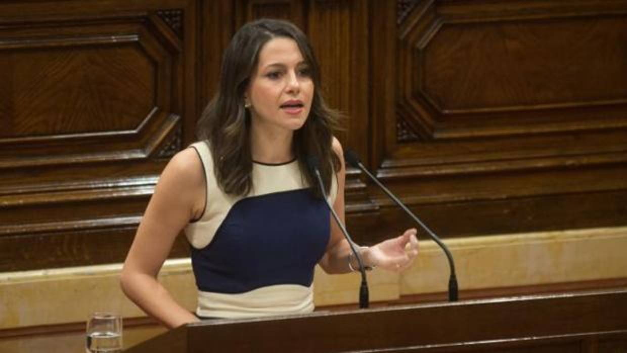 Inés Arrimadas, durante su intervención en el Parlament