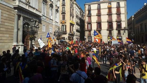 El independentismo «pincha» en Sant Jaume, la plaza que se llenó de banderas españolas hace un mes