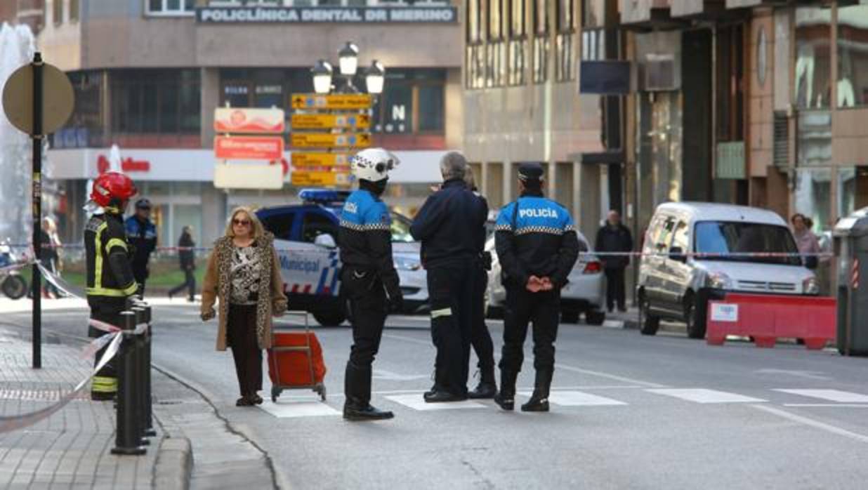 La Policía y los Bomberos en el lugar en el que se produjo el escape de gas en Ponferrada