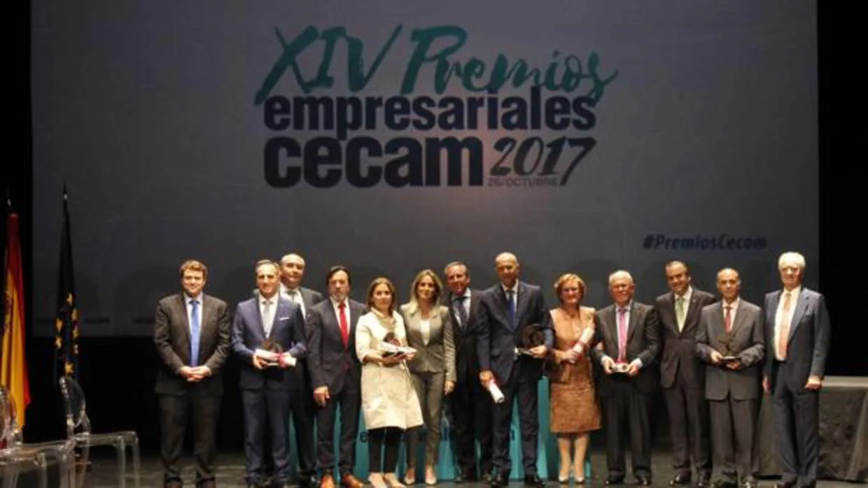 Los premiados con la autoridades y el presidente de Cecam, Angel Nicolás