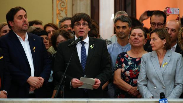 Puigdemont pide «mantener el pulso del país» con paz y civismo ante 650 alcaldes independentistas