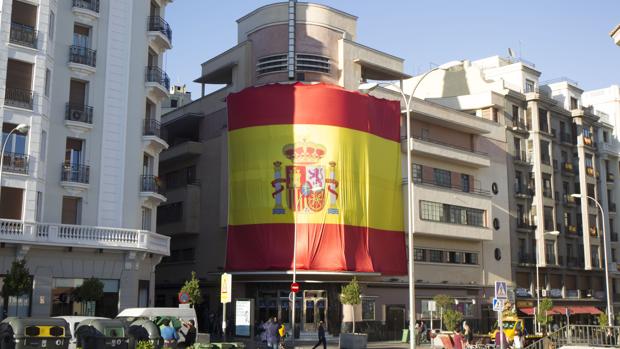 La táctica del Teatro Barceló contra Puigdemont: Dj's de noche y banderas de España de día