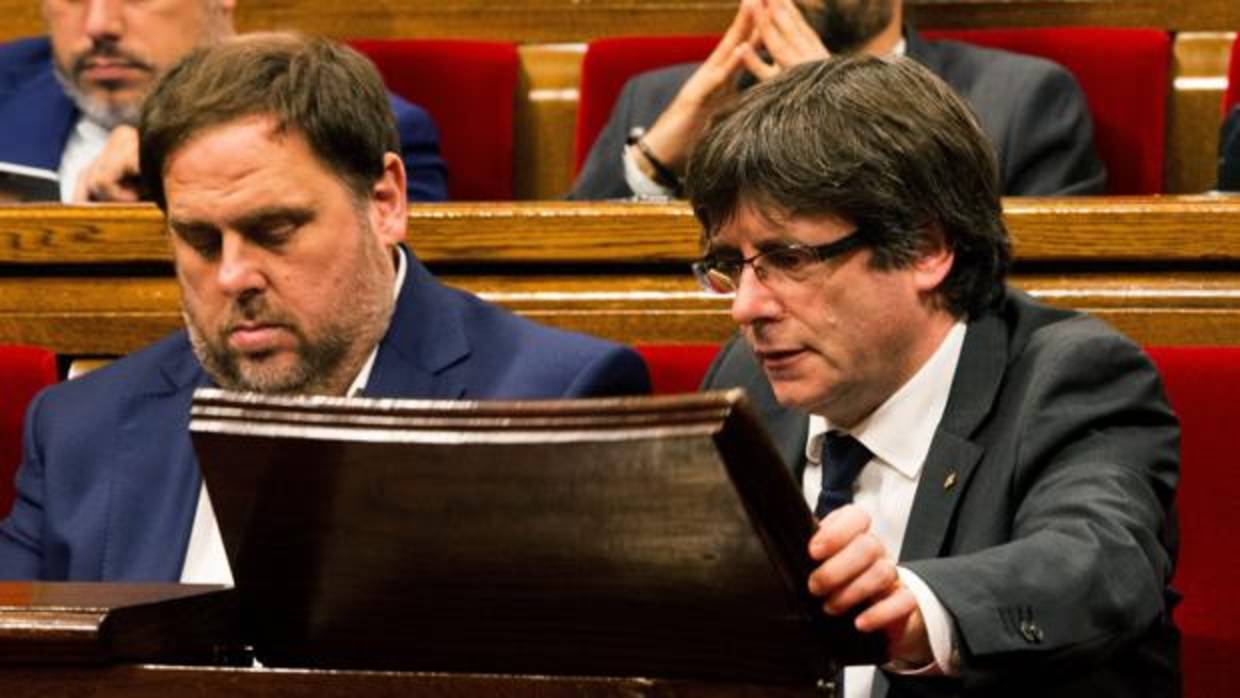 El presidente de la Generalitat, Carles Puigdemont (d) y el vicepresidente del Govern, Oriol Junqueras (i)