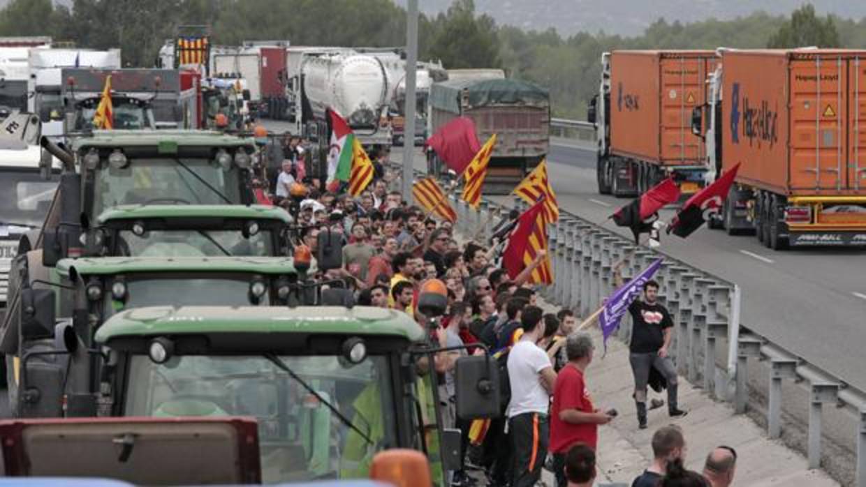 Independentistas catalanes cortan una carretera el pasado 3 de octubre, en la huelga general convocada aquel día