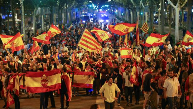 Unas 1.000 personas se manifiestan en Barcelona por la unidad de España