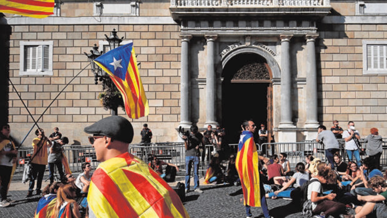 Un grupo de secesionistas se concentró ayer en la plaza Sant Jaume para presionar a Puigdemont