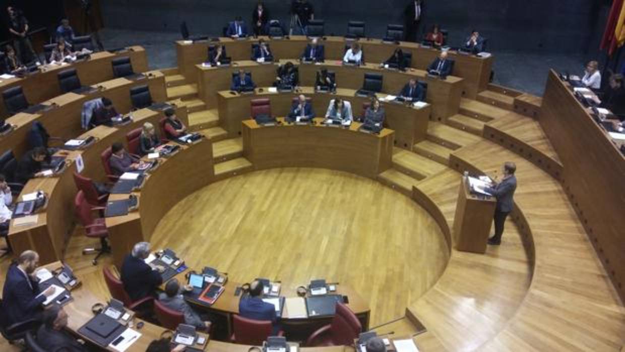 Uxue Barkos interviene en el parlamento navarro