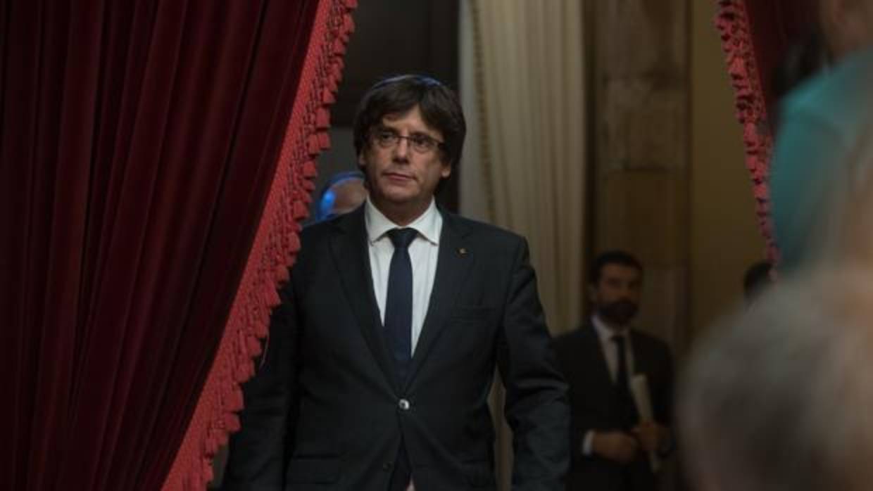 Carles Puigdemont, ayer a su entrada en el pleno del Parlament