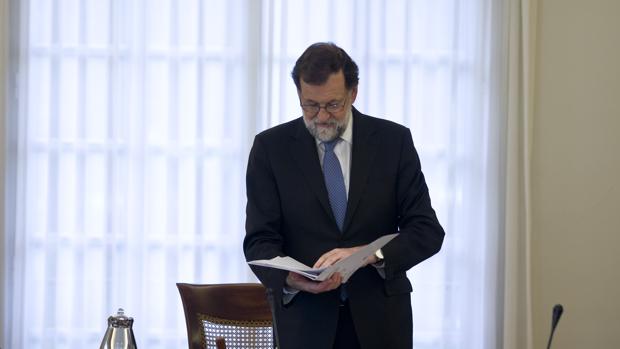 Rajoy fulmina a Puigdemont y a todos los consejeros y convoca elecciones autonómicas el 21 de diciembre