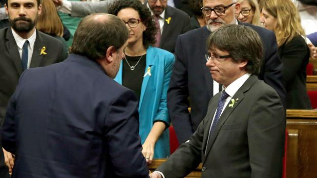 Puigdemont puede incurrir en un delito de usurpación de funciones si se resiste a su cese