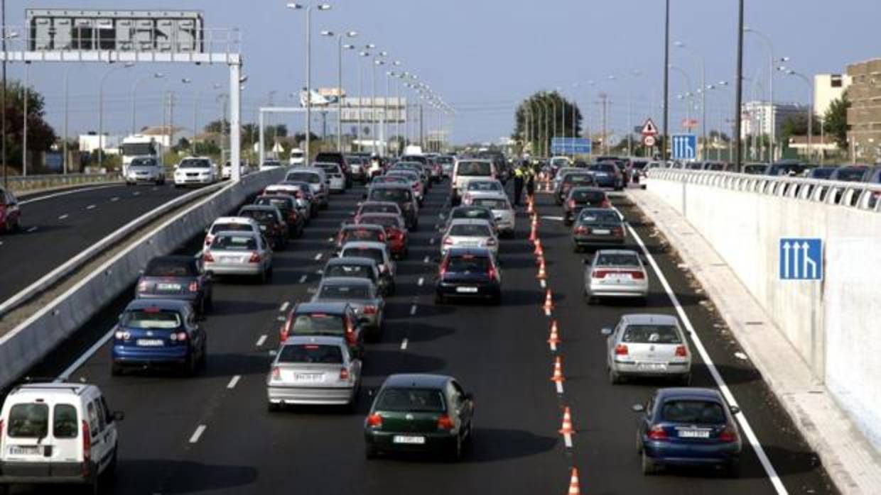 Vehículos circulando por la autovía V-21 en Valencia