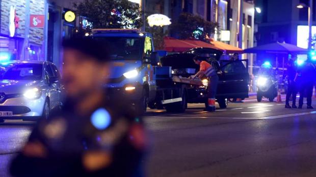 Misterio en la Gran Vía: el conductor fantasma volvió al coche a por un maletín antes de huir