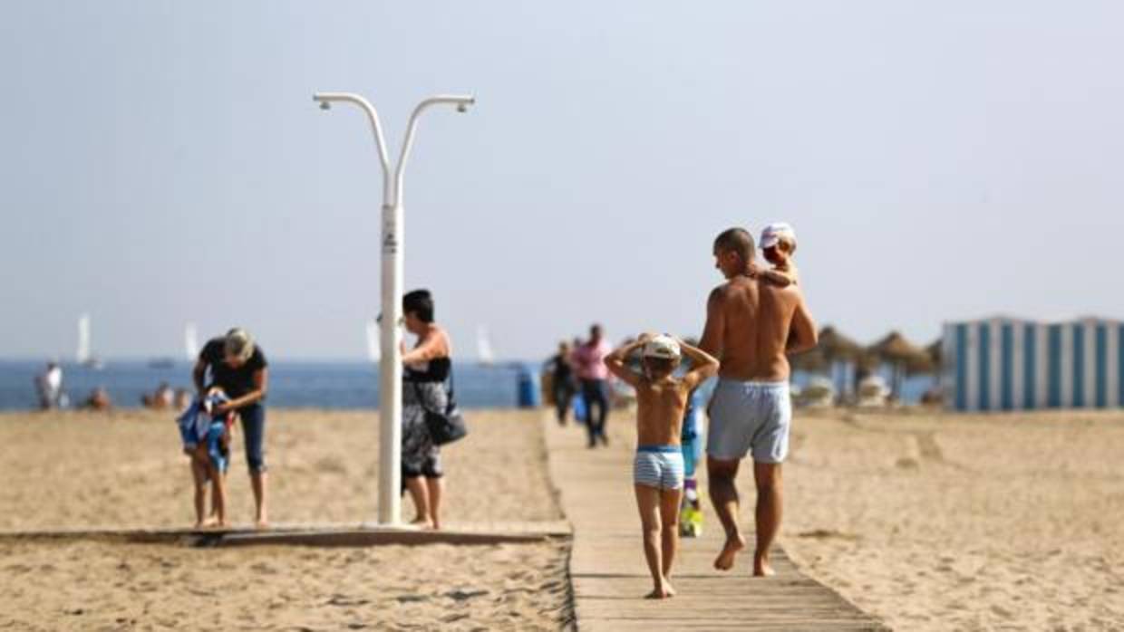 Gente en la playa en Valencia en este mes de octubre