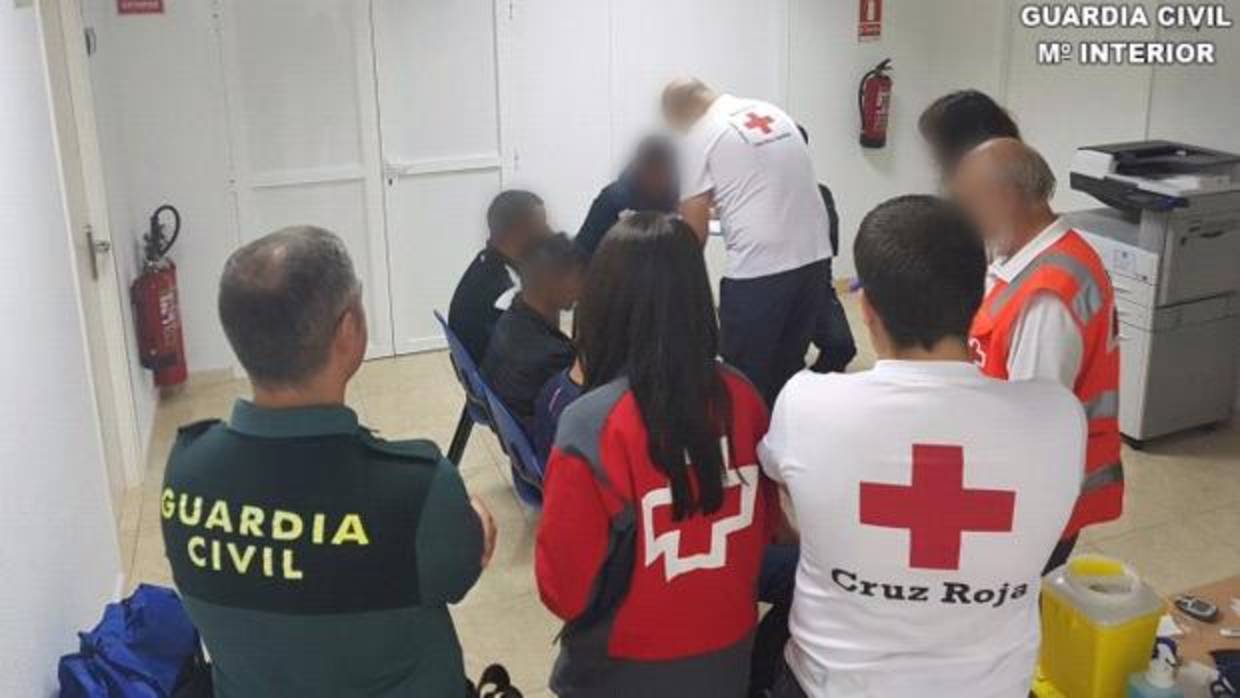 Cruz Roja y Guardia Civil atienden a inmigrantes llegados el viernes a las costas alicantinas en patera