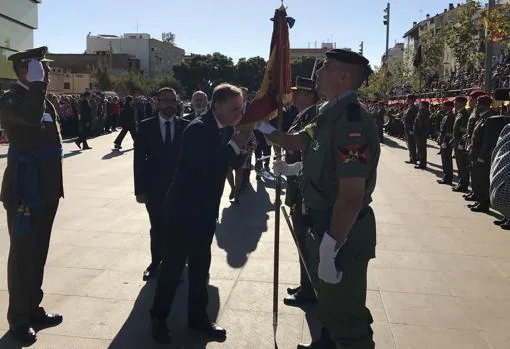El delegado del Goiberno en la Comunidad Valenciana jurando bandera