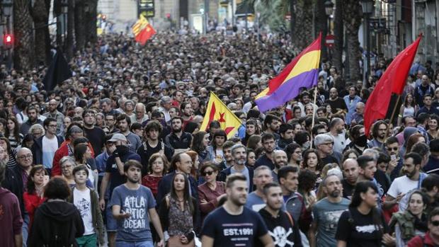 Una manifestación clama en Valencia contra los actos violentos del 9 d'Octubre