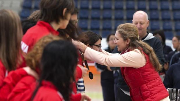 La infanta Elena entrega los trofeos de un torneo de baloncesto de deportistas con discapacidad