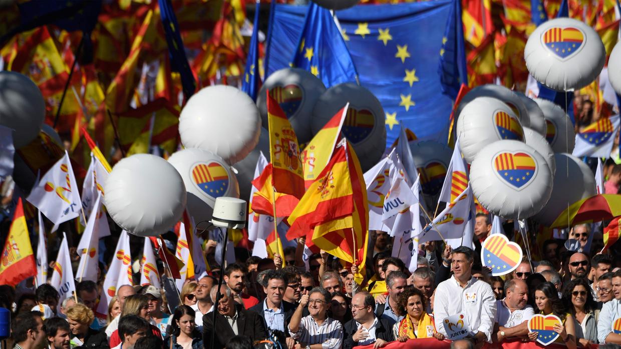 España y el mundo reaccionan ante una movilización histórica en favor de la unidad