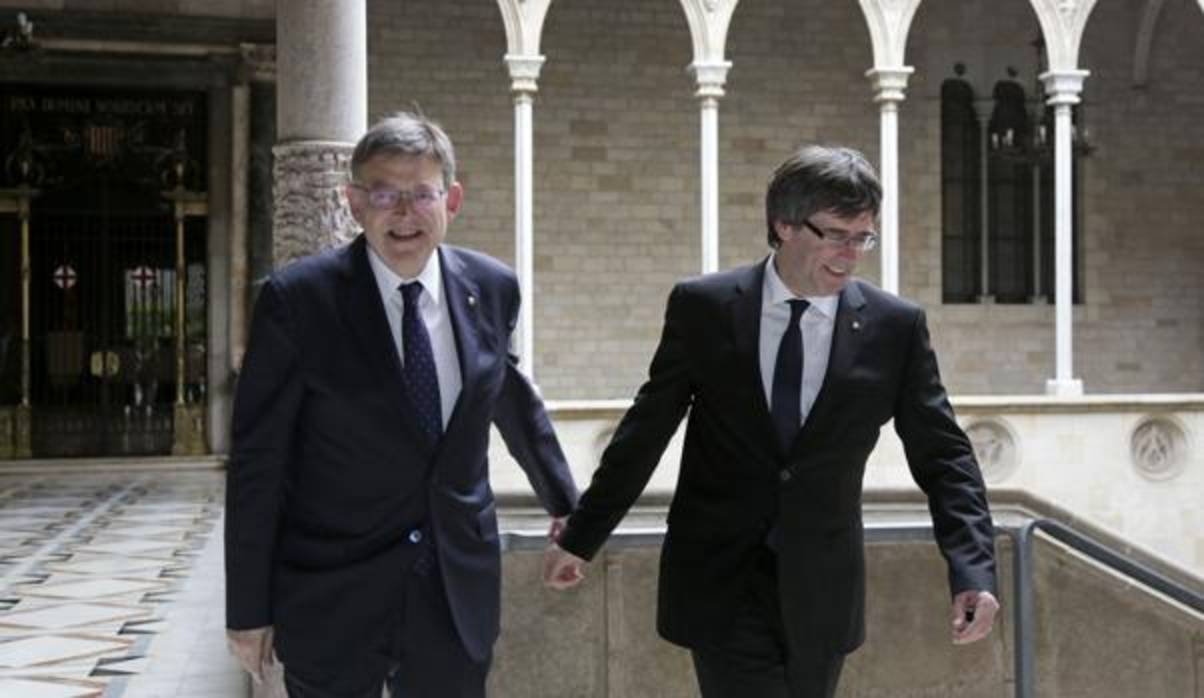 Imagen de Puigdemont y Puig tomada en mayo de 2016 en Barcelona