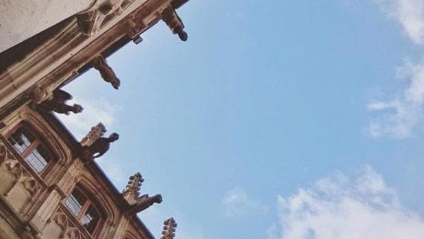 Puigdemont difunde en las redes sociales una fotografía del Palau de la Generalitat