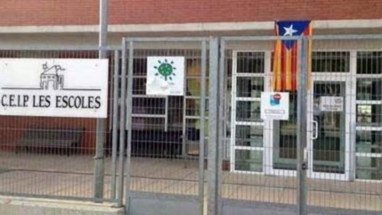 Una bandera "estelada" luce en la puerta principal de una escuela catalana