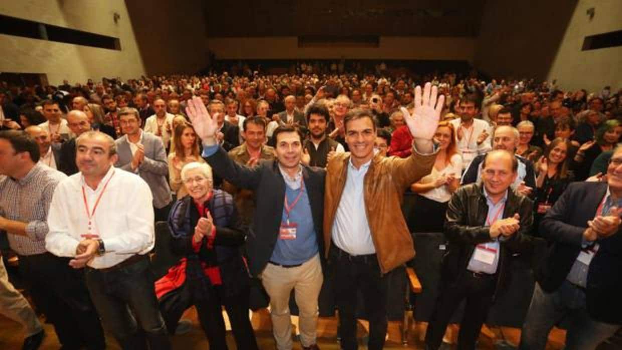 Caballero y Sánchez, en el centro, durante el congreso del PSdeG