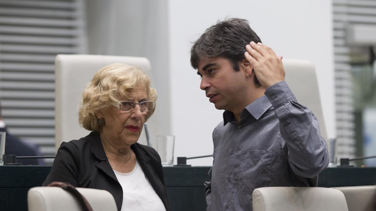 Manuela Carmena, junto al concejal de Centro, Jorge García Castaño, en el Pleno de mayo