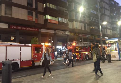 Varios vehículos de Bomberos en la avenida Maissonnave por el conato de incendio