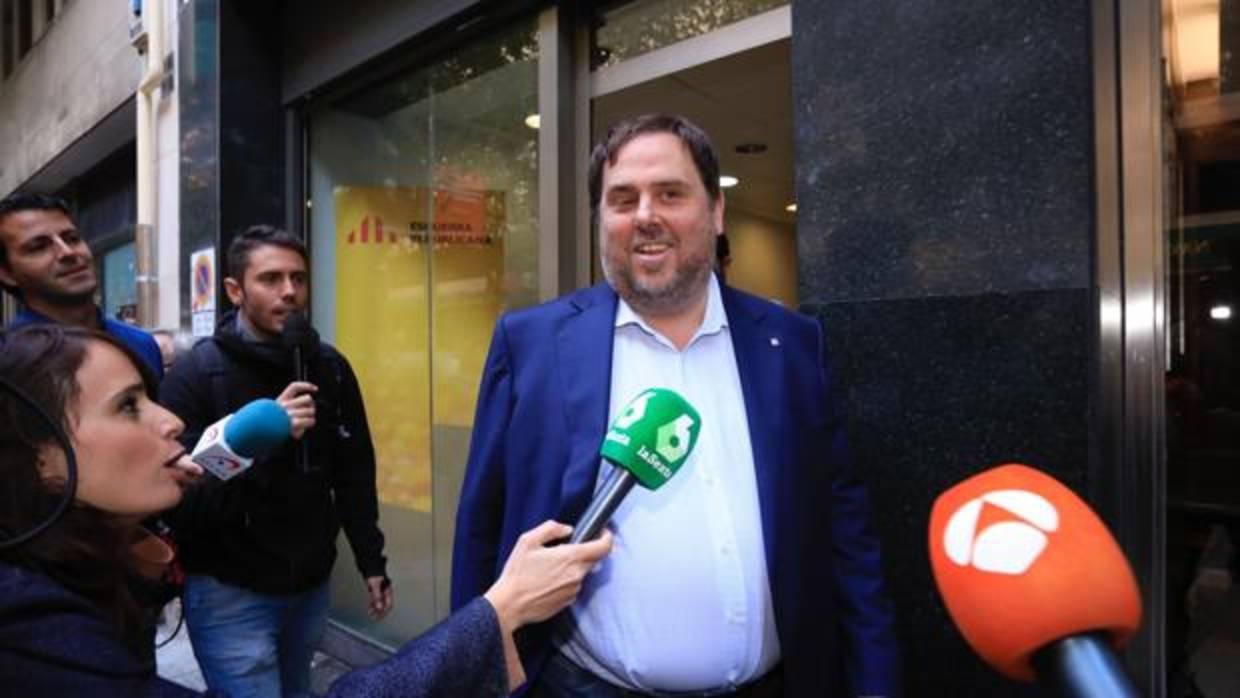 Junqueras, cesado el sábado como vicepresidente de la Generalitat, ha acudido a despedirse de sus colaboradores a la consejería de Economía