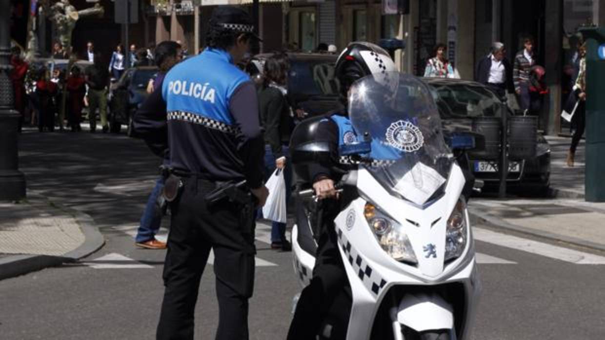 Dos efectivos de la Policía Local en Valladolid, en una imagen de archivo